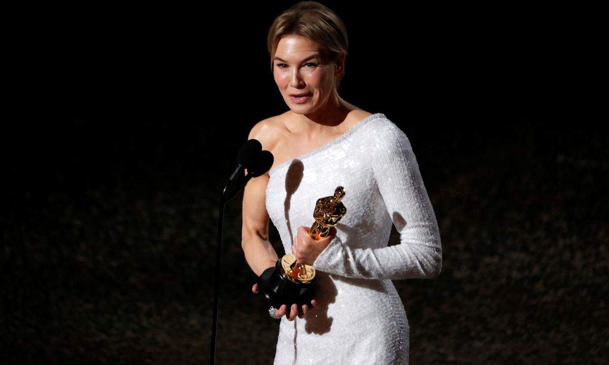 Renée Zellweger galt als große Favoritin für den Oscar in der Kategorie beste Hauptdarstellerin und wurde dieser Rolle auch gerecht. Die Trophäe erhielt die 50-Jährige für ihre Leistung in dem Biopic "Judy" über die Hollywoodlegende Judy Garland. Es ist Zellwegers zweiter Oscar, nachdem sie für "Unterwegs nach Cold Mountain" 2004 beste Nebendarstellerin wurde.