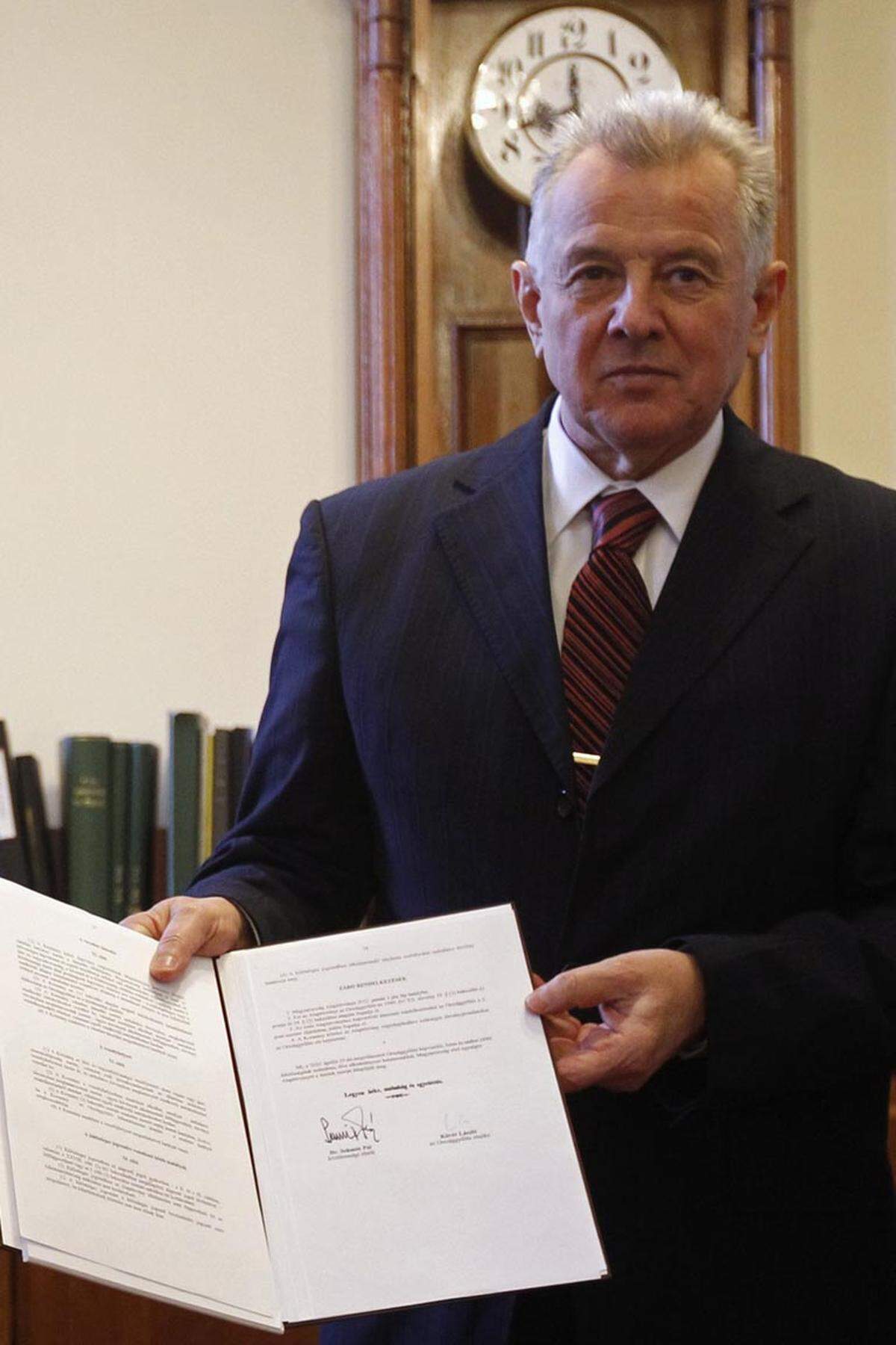 Den ungarischen Staatspräsident Pal Schmitt brachte sein Plagiat zu Fall: Er hat den Großteil seiner Doktorarbeit abgeschrieben. Der Doktortitel wurde ihm aberkannt, schlussendlich ist er zurückgetreten.