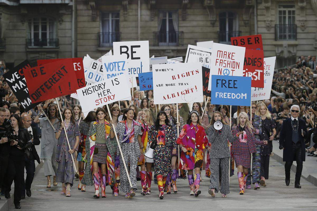 Selbst Karl Lagerfeld hat Protest als Stilmittel zur Modepräsentation bereits angewandt. Er ließ seine Models bei Chanel etwa mit "Make Fashion not War"-Schildern über den Catwalk laufen.