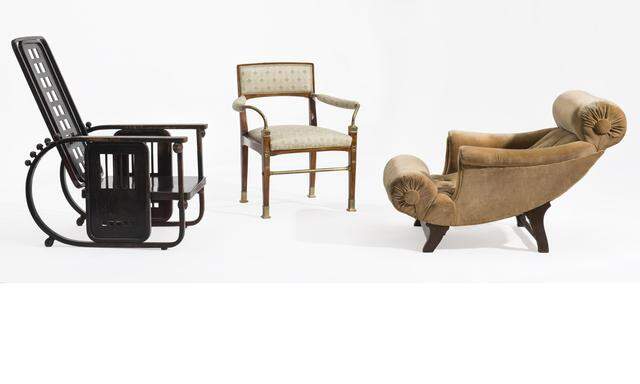 Drei Sessel, drei Architekten: Josef Hoffmanns berühmte „Sitzmaschine“, ein Armlehnstuhl Otto Wagners und der Adolf Loos'sche „Knieschwimmer“. 