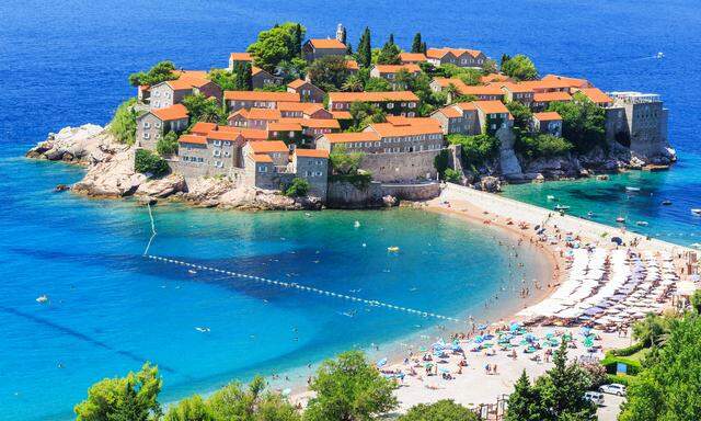 Die malerische Insel Sveti Stefan liegt in der Nähe des Badeortes Budva. 