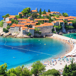 Die malerische Insel Sveti Stefan liegt in der Nähe des Badeortes Budva. 