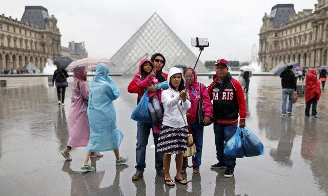 Halluzinationen oder Verfolgungswahn in Paris? Achtung, es könnten Symptome des sogenannten Paris-Syndroms sein . . . Viele Touristen haben völlig überzogene Erwartungen an die Attraktionen dieser Stadt (im Bild die Louvre-Pyramide).