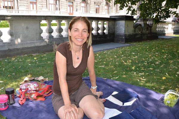 Die US-Amerikanerin Sheila Cooper lässt die Hitze in Wien eher kalt: "Ich habe lange Zeit in New York gelebt. Im Vergleich dazu ist der Sommer in Wien richtig angenehm". Auch sie verbringt den Sommer gerne in den Parks der Stadt.