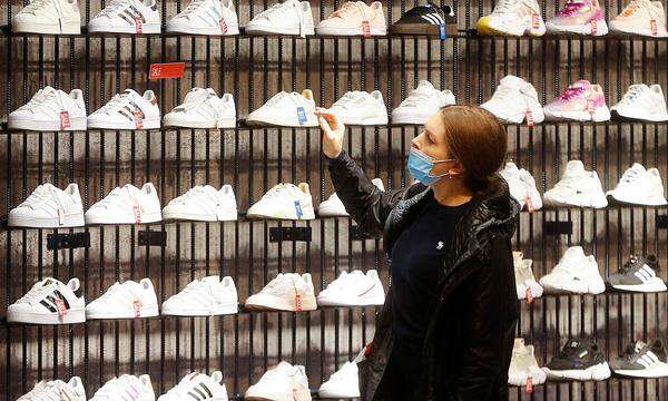 Archivbild: Adidas-Schuhe in einem ukrainischen Geschäft
