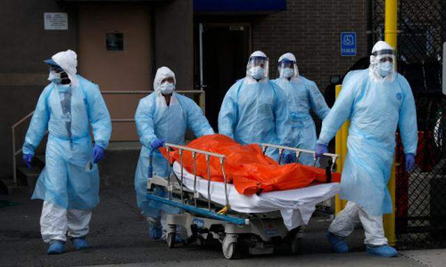 Medizinische Mitarbeiter beim leichentransport am Donnerstag im Wyckoff Heights Medical Center in Brooklyn, New York. OVID-19) in New York