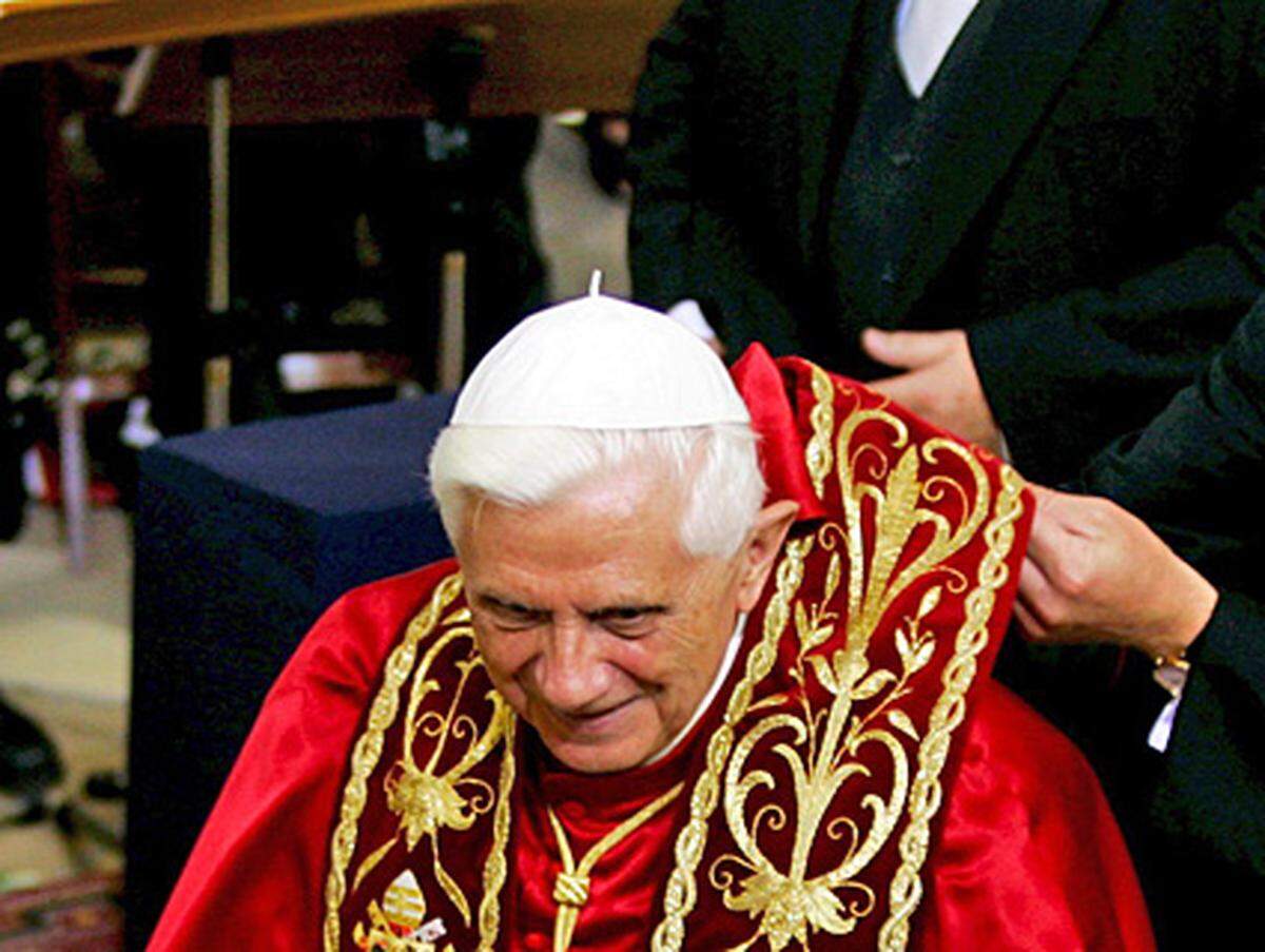 Die "Regensburger Vorlesung" des Papstes führt zu einem Entrüstungssturm in der islamischen Welt. Benedikt XVI. zitierte den byzantinischen Kaiser Manuel II. Palaiologos (1350-1425) mit den Worten, der Prophet Mohammed habe "nur Schlechtes und Inhumanes" gebracht, "wie dies, dass er vorgeschrieben hat, den Glauben, den er predigte, durch das Schwert zu verbreiten". 