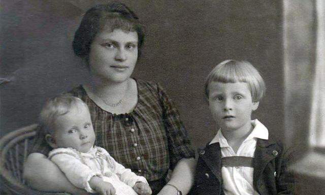 Francis Steiner auf dem Arm seiner Mutter Paula mit dem vier Jahre älteren Bruder Willi in Wien im Juli 1923.