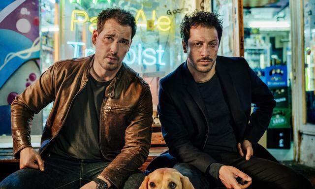 Felix Kramer (l.) und Fahri Yardım ermitteln in der Netflix-Serie „Dogs of Berlin“.