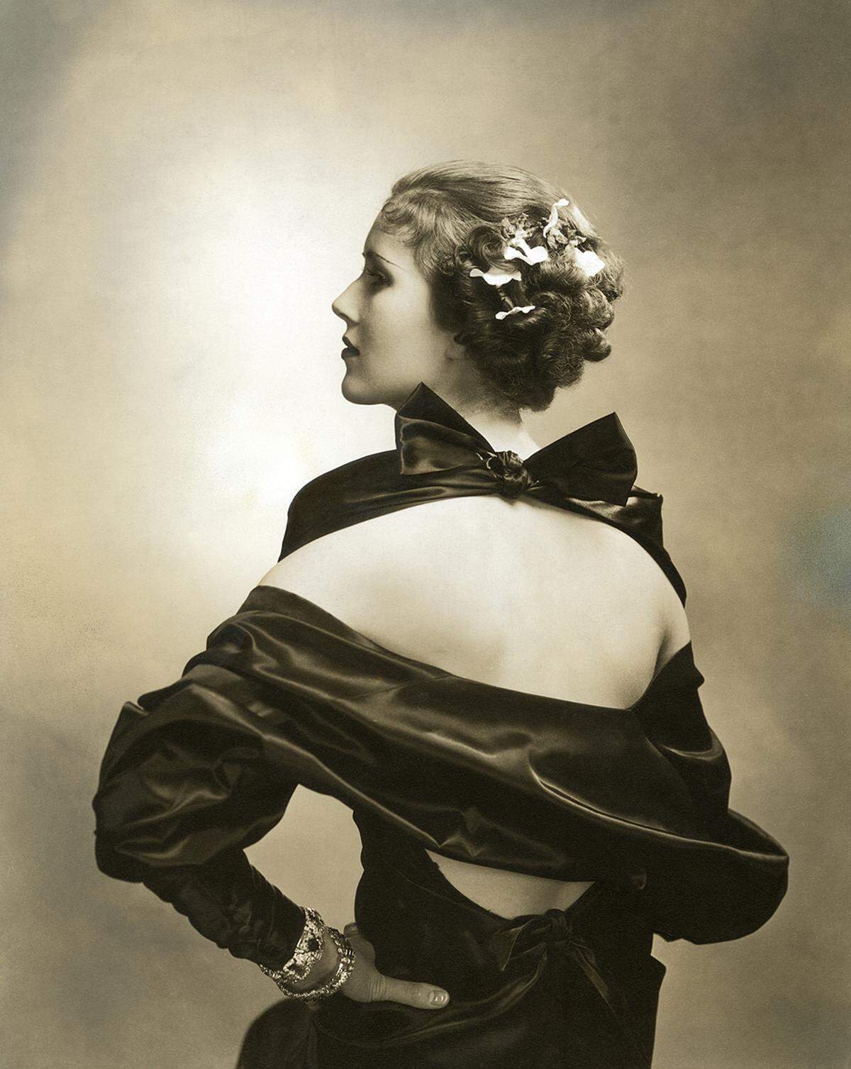 In der Folge entstanden über 1000 Prominenten-Porträts für die Lifestyle-Zeitschrift und mehrere tausend Modefotos für "Vogue".Edward Steichen: Schauspielerin Mary Heberden, 1935, Courtesy Condé Nast Archive
