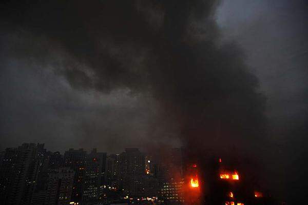 Bei einem Feuer in einem Hochhaus in der chinesischen Metropole Shanghai sind am Montag mindestens 79 Personen ums Leben gekommen.