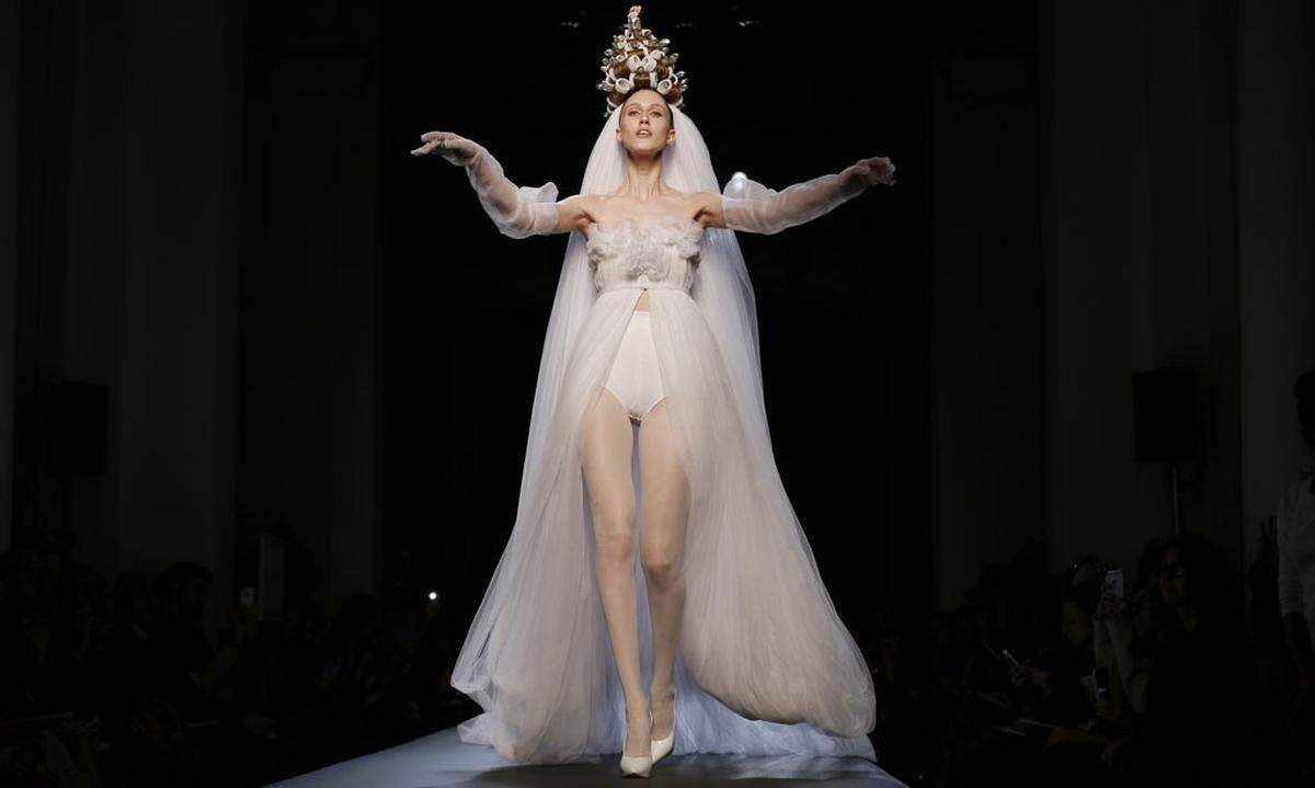 Und die Braut - war heuer nicht Conchita Wurst (denn die saß im Publikum) - trug ein sensationelles Kleid mit Empire-Taille und viel Luft. Im Bild: Jean Paul Gaultier