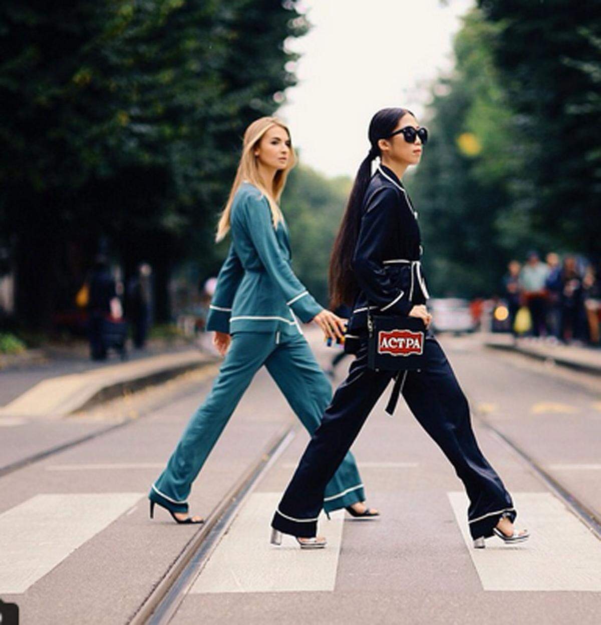 Den Look von Hugh Hefner nahmen sich die beiden Modebloggerinnen Maria Kolosova und Oksana On zum Vorbild.