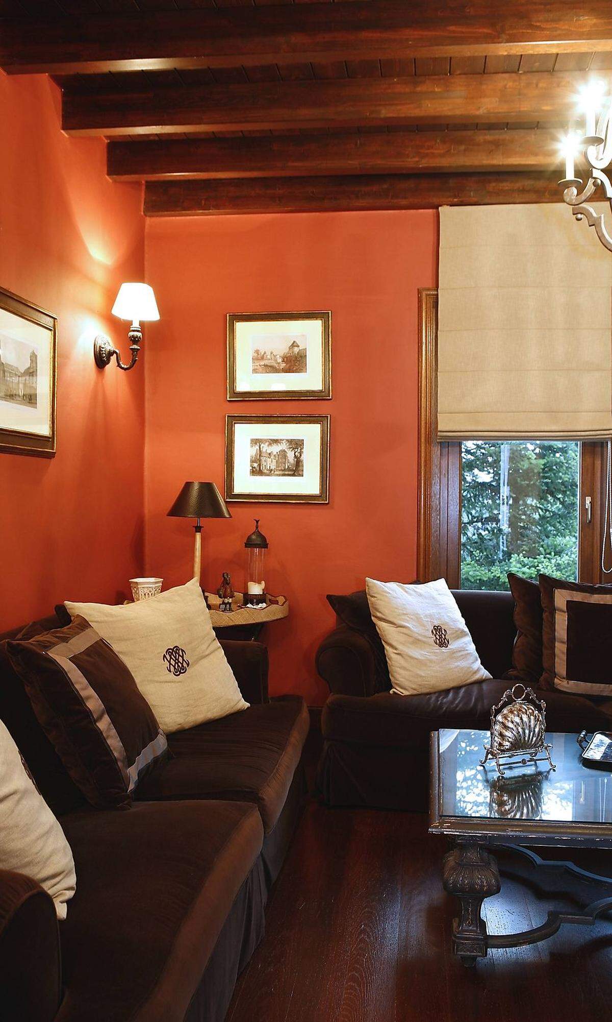 Das Wohnzimmer der 90er-Jahre erstrahlt in warmen Buchen- und Terrakotta-Tönen. Orange findet sich auf Bodenfliesen und als Farbe an den Wänden. Klick-Laminat sorgt für das einfache Verlegen von Böden. Lavalampen erfreuen sich höchster Beliebtheit.