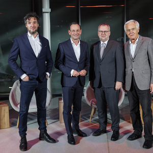 Auf dem Diskussionspodium: Matthias Kraus, CEO Xpublisher, Erich Lehner, Managing Partner Markets EY Österreich, Helmut Fallmann, Gründer und CEO Fabasoft, und Hans Mühlbacher, Partner IMARK – Institut für Marketing – Strategieberatung. Als Moderatorin fungierte im MQ Libelle Madlen Stottmeyer, Redakteurin Economist „Die Presse“.