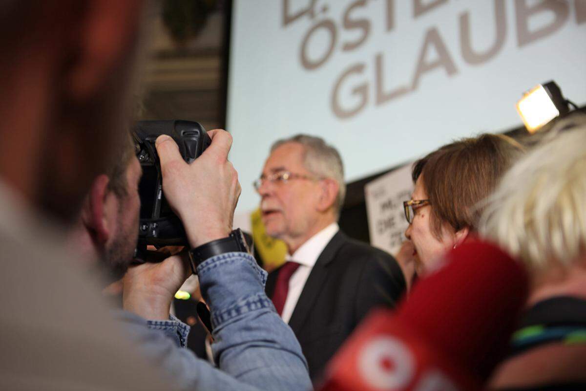 Van der Bellen traf kurz vor 21.30 Uhr ein. Dabei wurden die alten Mauern auf ihre Dehnbarkeit geprüft. "Ein Hoch auf uns. Auf jetzt und ewig" von Andreas Bourani schlug aus den Boxen in alle Richtungen.