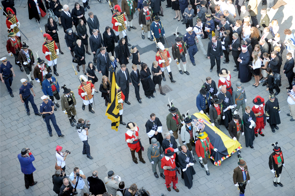 Der älteste Sohn des letzten österreichischen Kaisers (Karl I.) ist tot: Otto Habsburg-Lothringen stirbt in seinem Haus am Starnberger See in Bayern im Alter von 98 Jahren. Der ehemalige deutsche EU-Abgeordnete wird feierlich in der Wiener Kapuzinergruft beigesetzt.