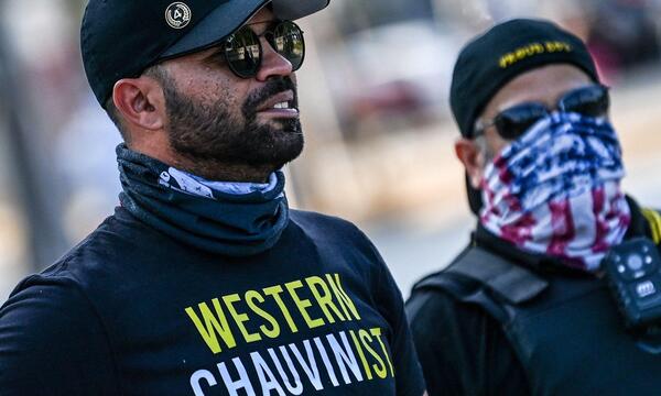 „Proud Boys“-Anführer Enrique Tarrio (links) muss ins Gefängnis.