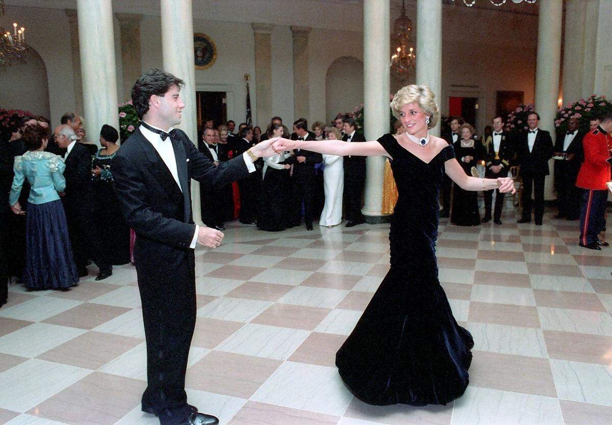 Glamouröse Auftritte der jungen Prinzessin geben dem Königshaus zudem frischen Glanz. Unvergesslich ist etwa der Tanz Dianas mit John Travolta im Weißen Haus in Washington.