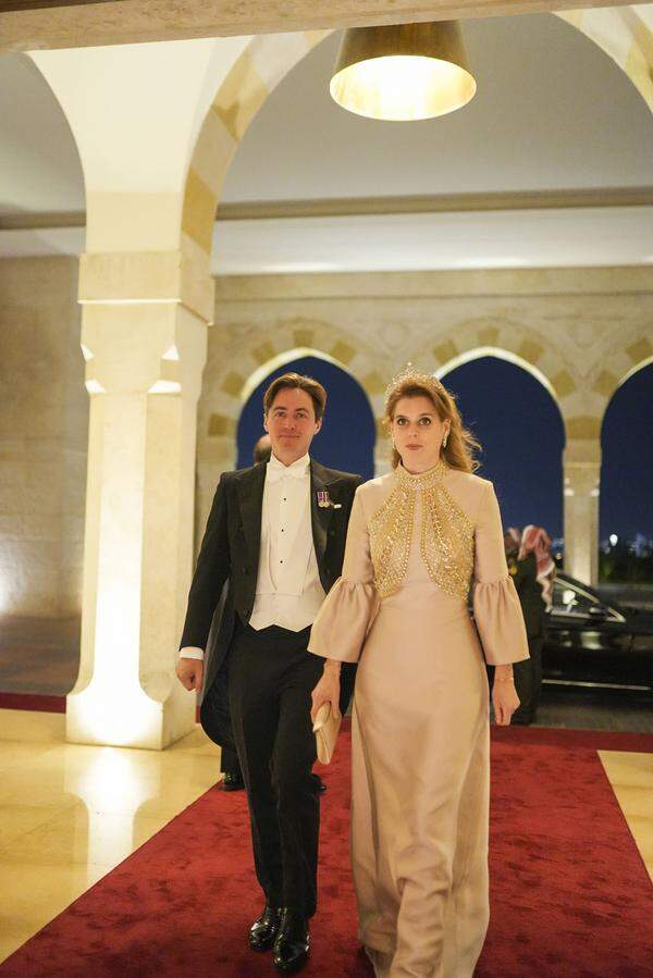 Prinz Williams Cousine Prinzessin Beatrice (in einem Kleid von  Reem Acra) und Ehemann Edoardo Mapelli Mozzi waren auch anwesend. 