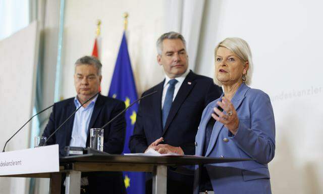 Vizekanzler Werner Kogler (Grüne), Bundeskanzler Karl Nehammer (ÖVP) und Verteidigungsministerin Klaudia Tanner (ÖVP) 