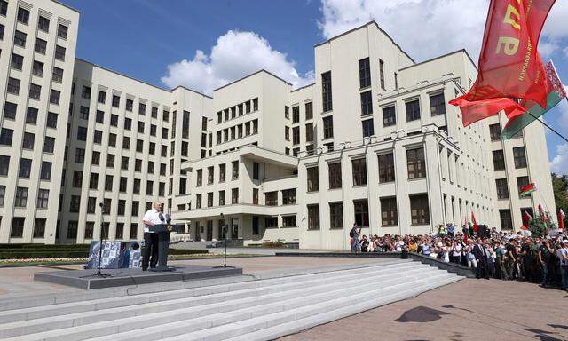 Der belarussische Machthaber und seine Unterstützer: Alexander Lukaschenko hielt eine Rede in Minsk am Sonntag.