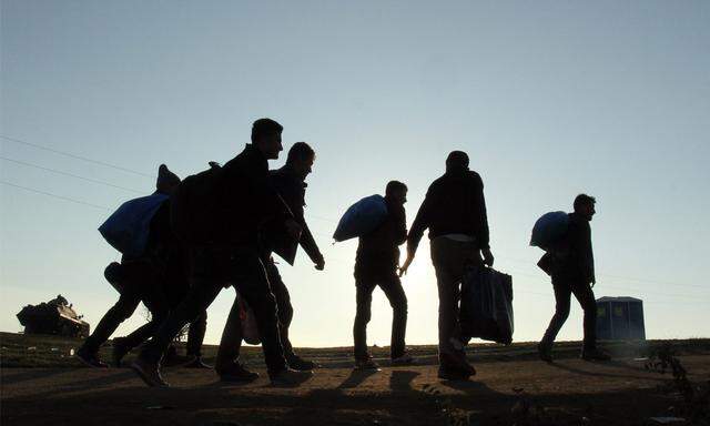 Flüchtlinge unterwegs nach Österreich.