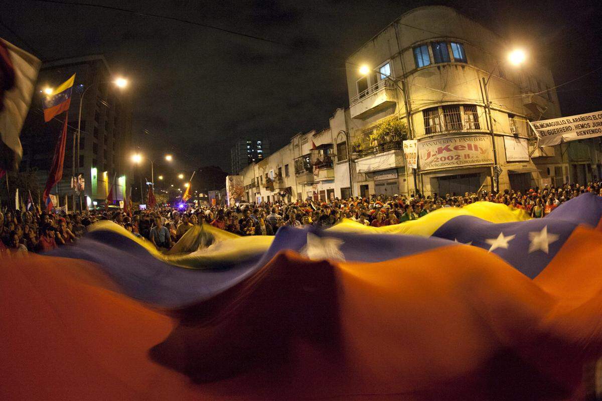 Die Anhänger von Hugo Chávez trauern um den verstorbenen Präsidenten. In Venezuelas Hauptstadt Caracas strömen hunderte Menschen auf die Straßen.