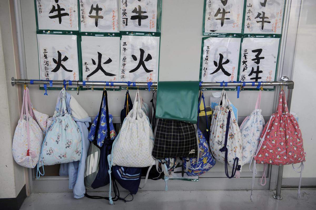 Alle zwei Millionen Bewohner der Katastrophenprovinz Fukushima sollen langfristig Gesundheitschecks unterzogen werden. Bild: In einer Grundschule in Namie hängen die Turnbeutel der Kinder unverändert in der Garderobe.