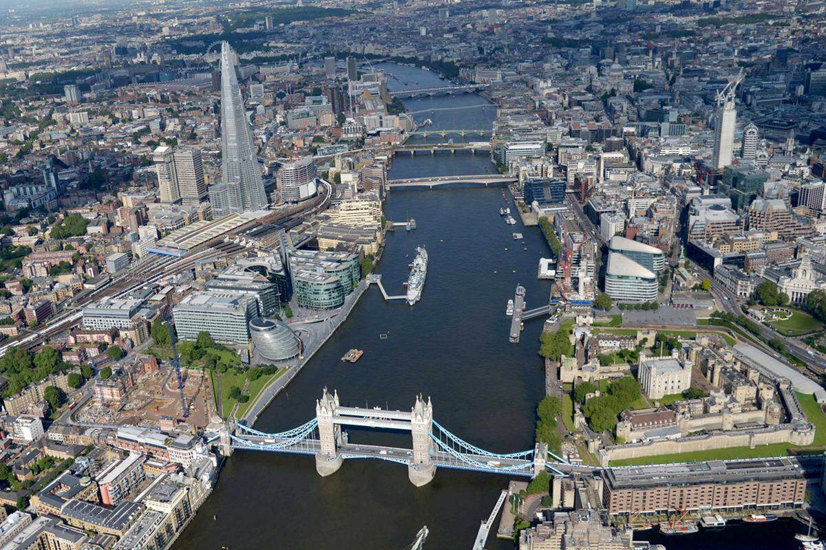 Der Baubeginn erfolgte am 16. März 2009, die Einweihung war am 5. Juli 2012. Einen "gigantischen Salzstreuer" nannte der britische Thronfolger Prinz Charles den "Shard"-Entwurf.