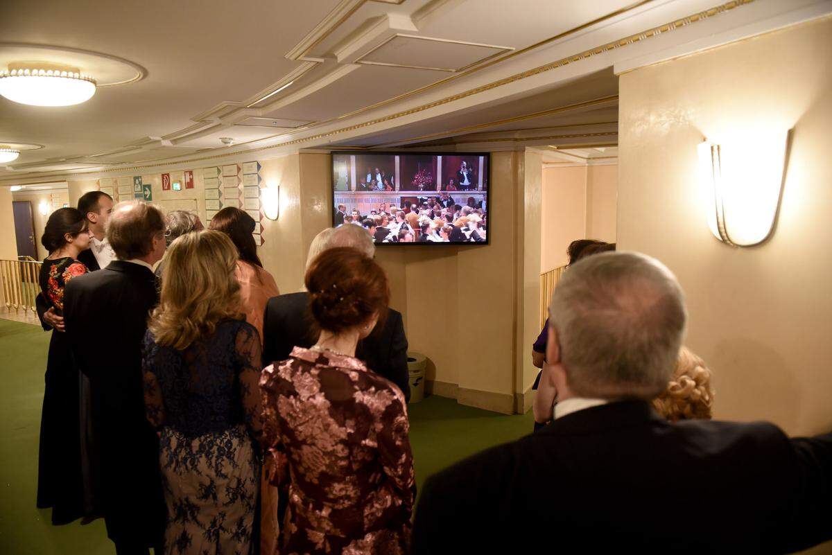 Wer am Parkett keinen Platz bekommt, verfolgt die Eröffnung auf einem der zahllosen Fernseher, die in der ganzen Oper zu finden sind - unter anderem auf den Gängen.