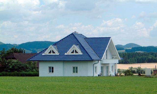 Einfamilienhaus mit blauem Dach