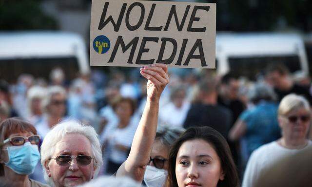 "Wolne media" - "freie Medien": Menschen gehen in Polen gegen das umstrittene Gesetz auf die Straße.