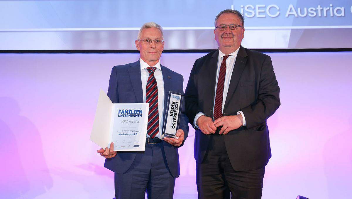 Die Lisec Holding GmbH wurde als Niederösterreichs bestes Familienunternehmen ausgezeichnet (v. l.): Lisec-CEO Gottfried Brunbauer mit ÖNK-Präsident Ludwig Bittner.