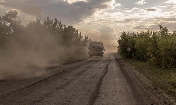 Ein Panzer in der Grenzregion Sumy, von der aus Ukrainer nach Russland eindringen.