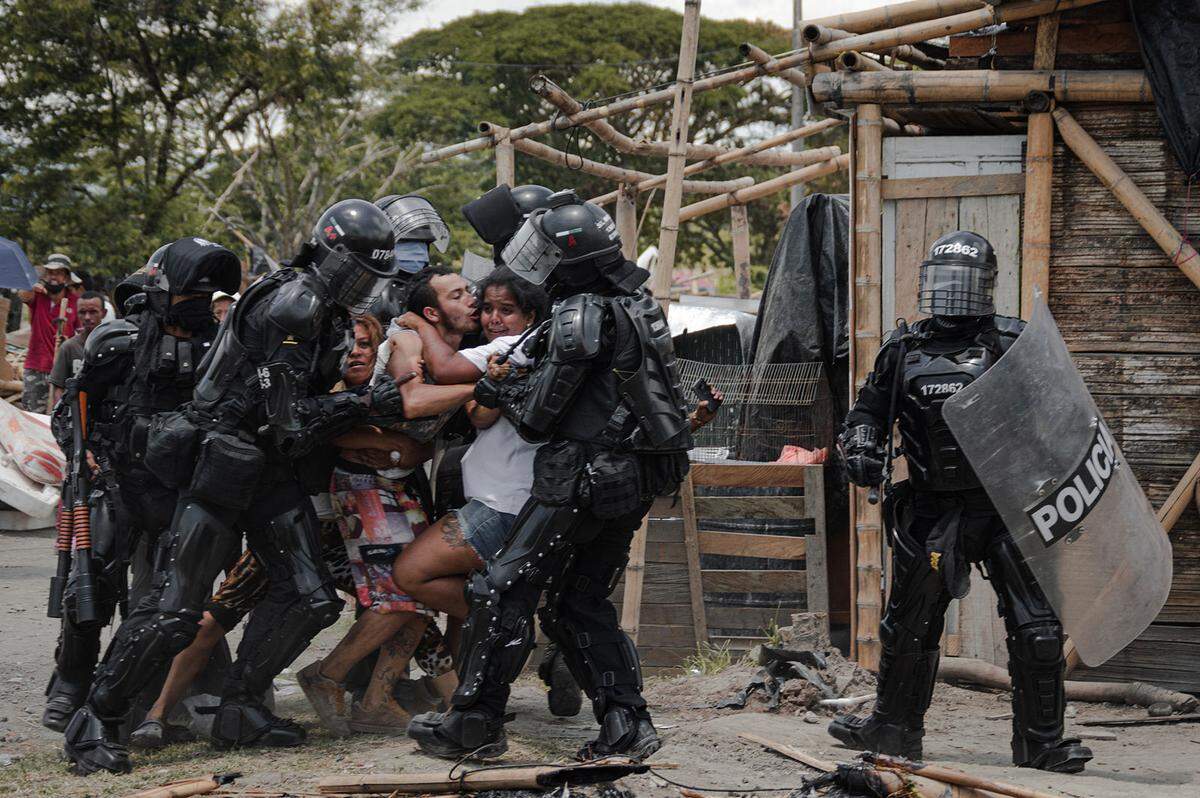 Vladimir Encina fotografierte die Verhaftung eines Mannes in Puerto Caldas, Kolumbien. Die Menschen in diesem Stadtteil werden zwangsumgesiedelt, um Platz für eine Straße zu machen.