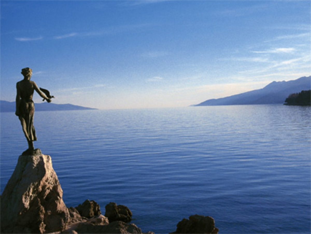 Bei der Hypo-Tochter in Kroatien ging es ebenfalls rund: Der gesamte Vorstand musste 2007 ausgetauscht werden.Die Bank soll Gerüchten zufolge Einfluss auf die kritische Berichterstattung der „Glas Istre“, einer istrischen Regionalzeitung, genommen haben. Die Zeitung hatte Immobiliengeschäft der Bank unter die Lupe genommen.