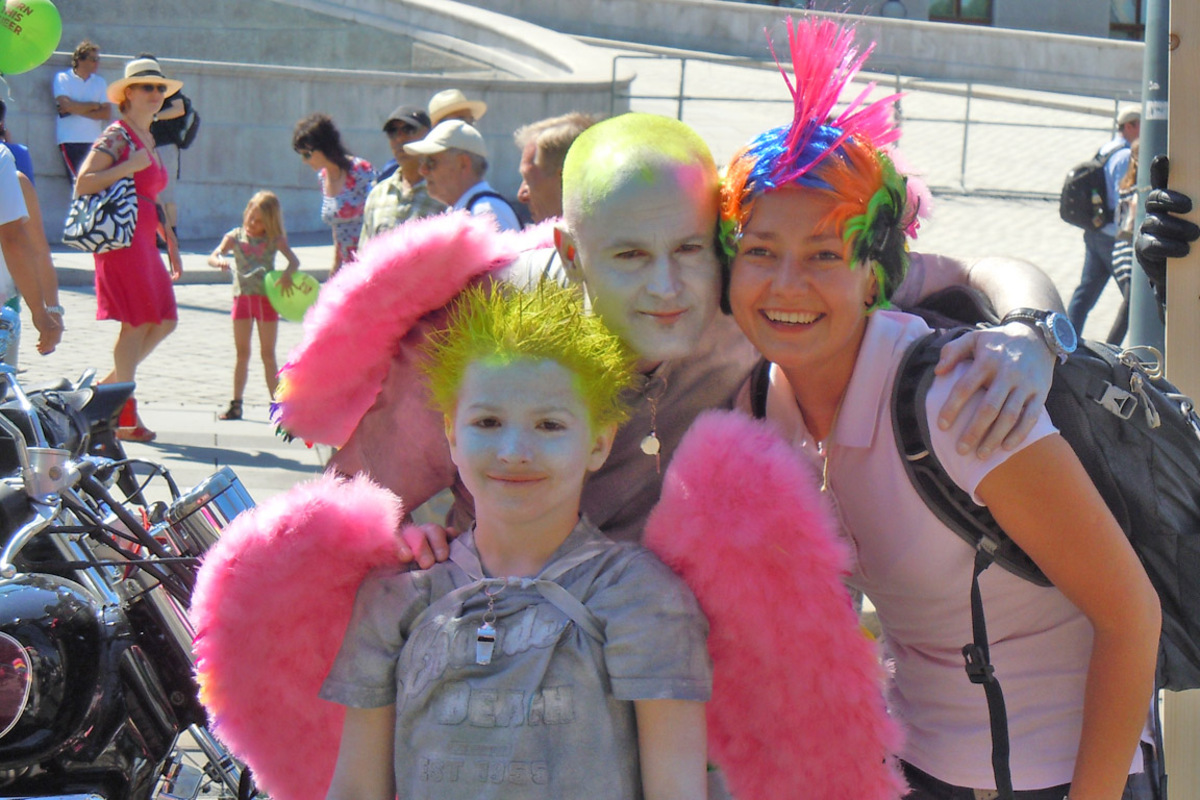 Heuer umrundete die Regenbogenparade den Ring erstmals komplett - Start und Ziel ist das Rathaus.