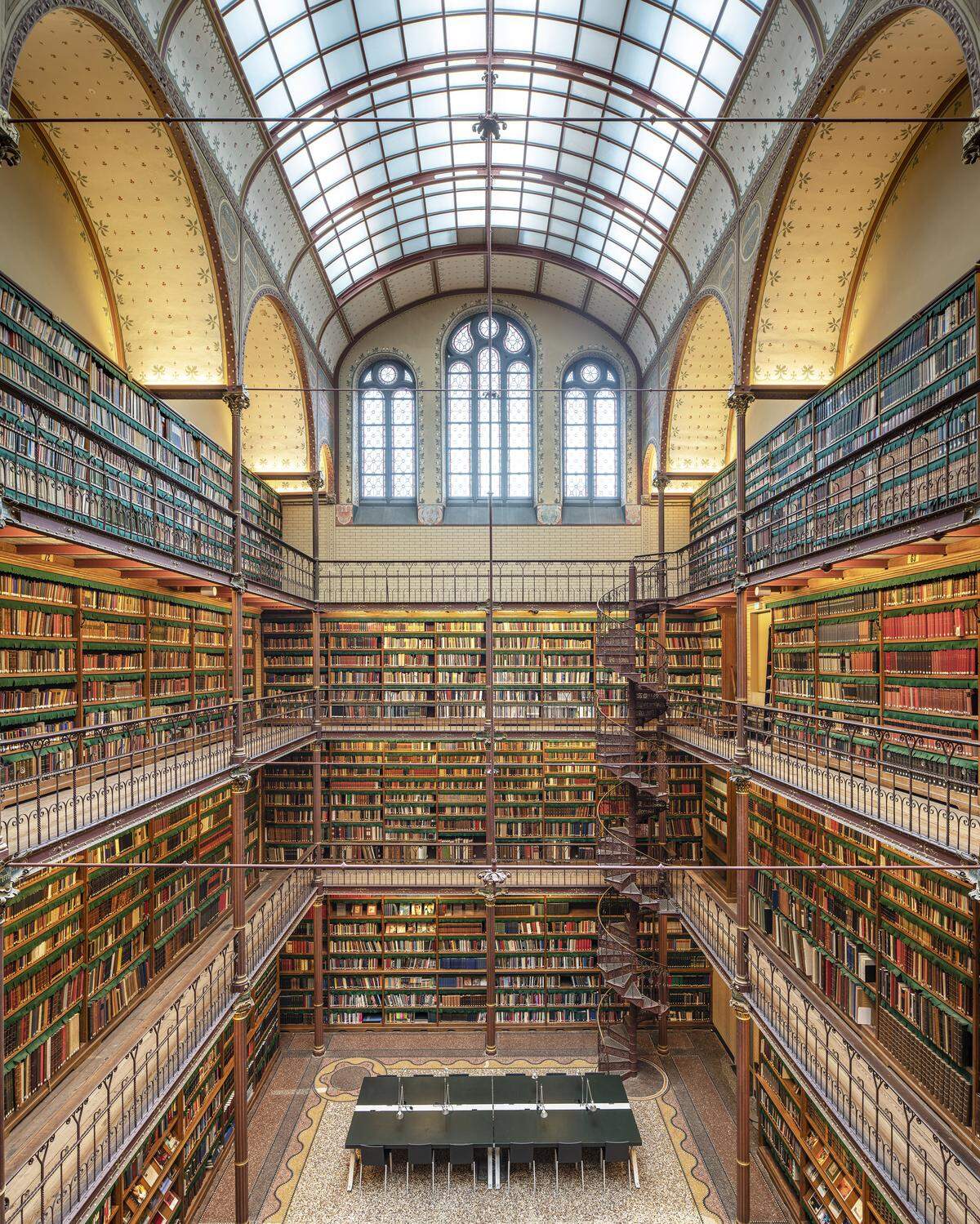 "Das Wort 'Bibliothek' stammt aus dem Griechischen und bezeichnete ein "Buch-Behältnis". Heute sind diese Kathedralen des Wissens weit mehr als nur Büchersammlungen", heißt es im Verlagstext.