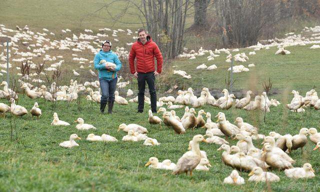 Anja Breiteneder hält rund 3000 Pekingenten in ihrem Hof. Jens Eipper ist von der Firma Eiermacher, die das Fleisch vermarktet.