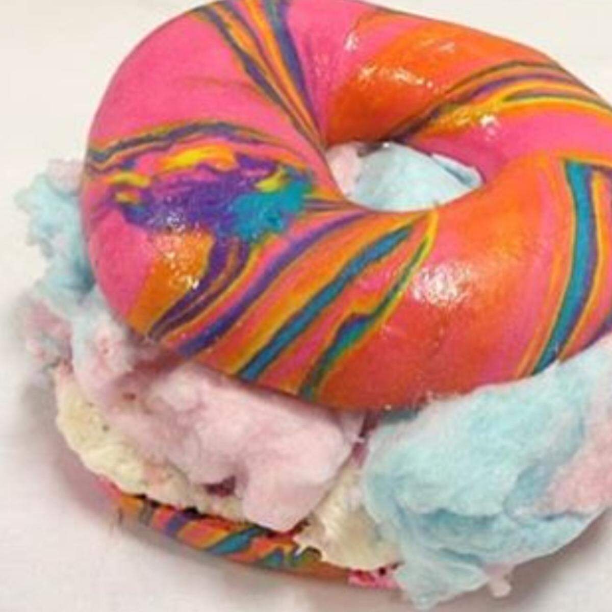 Der geschäftstüchtige Bäcker hat aber noch einen anderen Trend, der sich besonders schön auf Instagram macht, im Sortiment: Die Rainbow-Bagles werden auf Wunsch nicht nur mit Frischkäse, sondern auch mit Zuckerwatte gefüllt. 