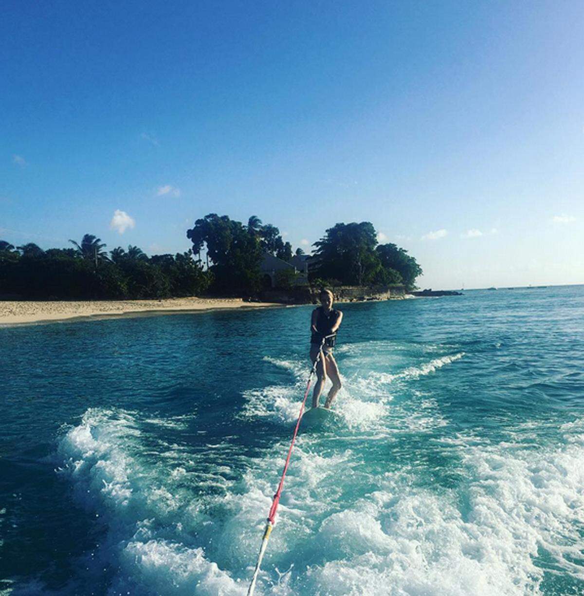 Fernweh kommt bei den Instagram-Bildern von tropischen Inseln, Meer und Sonne auf, die Stars wie Cara Delevingne von ihren Urlauben auf Instagram posten.  