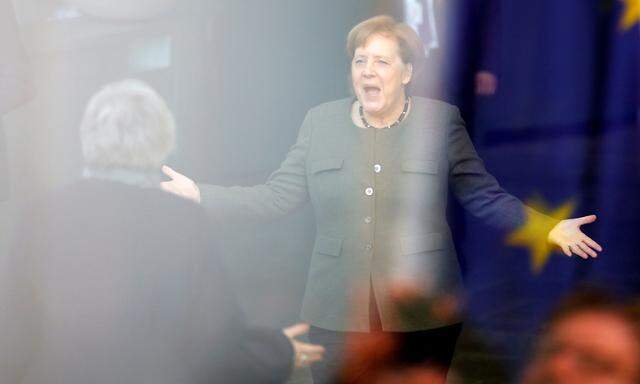 Hoppla, zu spät. Angela Merkel kam zu spät, um Theresa May am Eingang des Bundeskanzleramts in Berlin zu begrüßen.