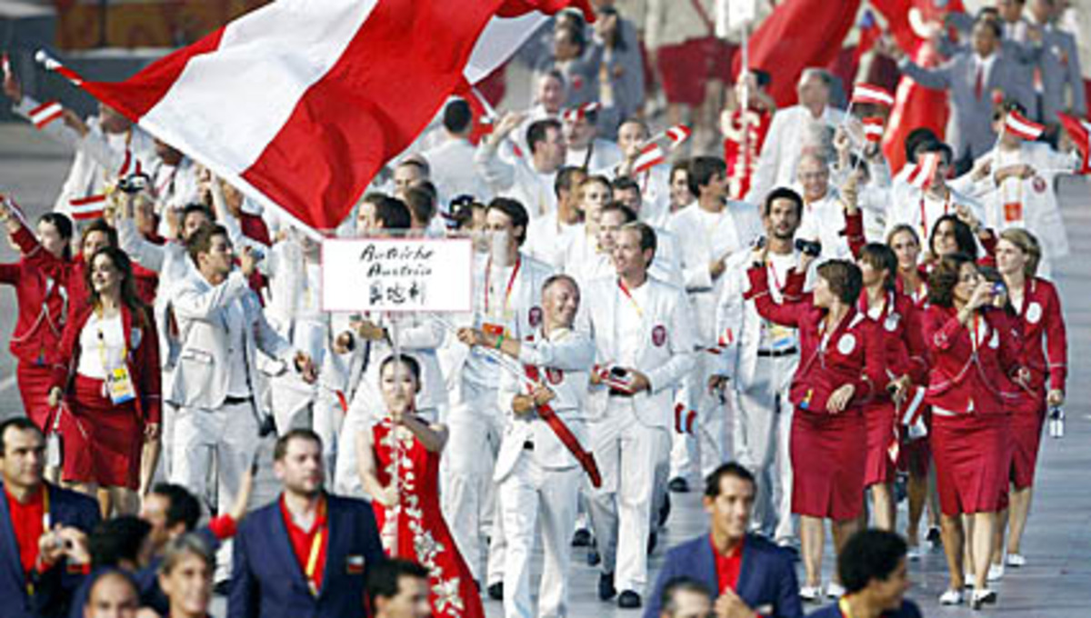 Auch die österreichische Formation war mit den Damen außen und den Herren innen rot-weiß-rot.
