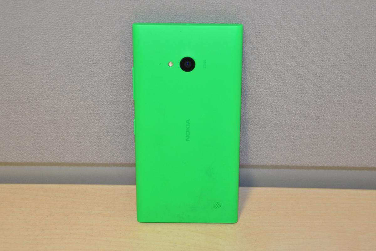Das Lumia 735 ist in den Signalfarben Orange und Grün erhältlich. Als Alternative stehen aber auch Schwarz und Weiß zur Auswahl. Die grelle Farbgebung hat aber den Vorteil, dass man das Smartphone in der Dunkelheit schneller findet.