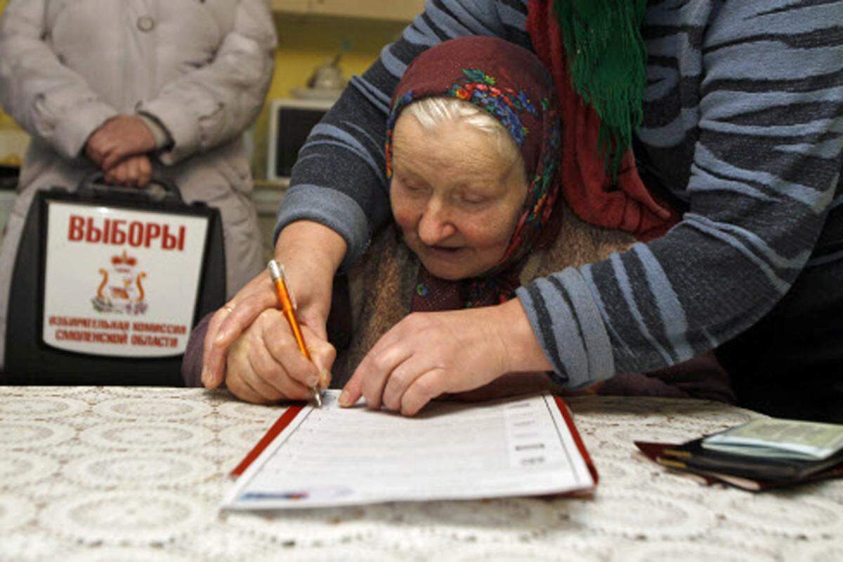 Die Abstimmungen gingen allerdings alles andere als friedlich über die Bühne: Wahlbeobachter listeten Tausende Verstöße auf und stellten Videos davon ins Internet. Die Bürgerrechtlerin Ljudmila Alexejewa nannte die Wahl "undemokratisch".