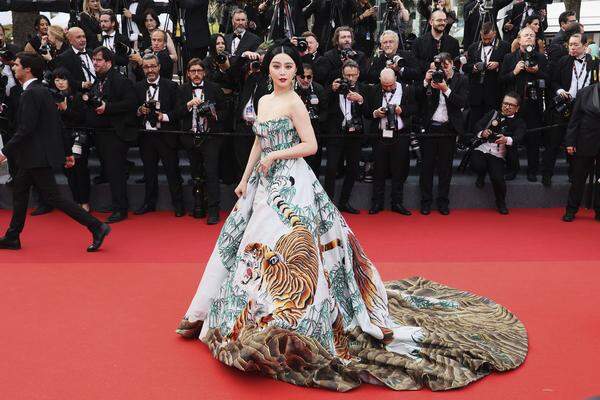 Die chinesische Schauspielerin Fan Bingbing kam mit Tigern im Schlepptau. Das Kleid ist von Christopher Bu.