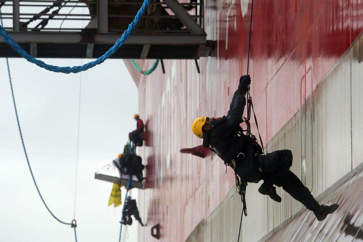 "Gazprom und Shell riskieren mit ihren Förderplänen ein einzigartiges Ökosystem. Früher oder später wird es in der Arktis zu einem Ölunfall kommen. Der einzige Weg, dies zu verhindern, ist ein generelles Verbot aller Bohrungen in der Arktis", forderte Naidoo von der erklommenen Plattform aus.