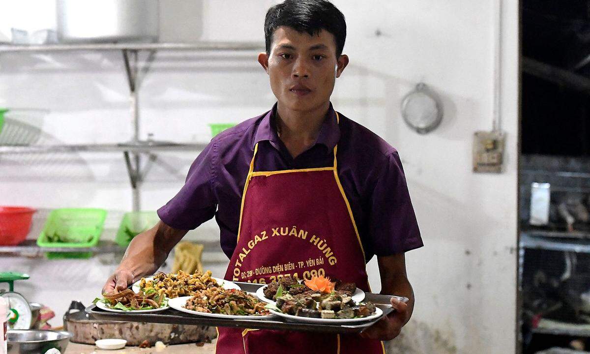 Küchenchef Dinh Tien Dung serviert seine Spezialitäten persönlich.