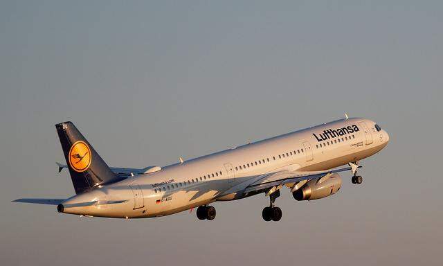 FILE PHOTO: A Lufthansa AIrbus A321 airplane takes off from the airport in Palma de Mallorca